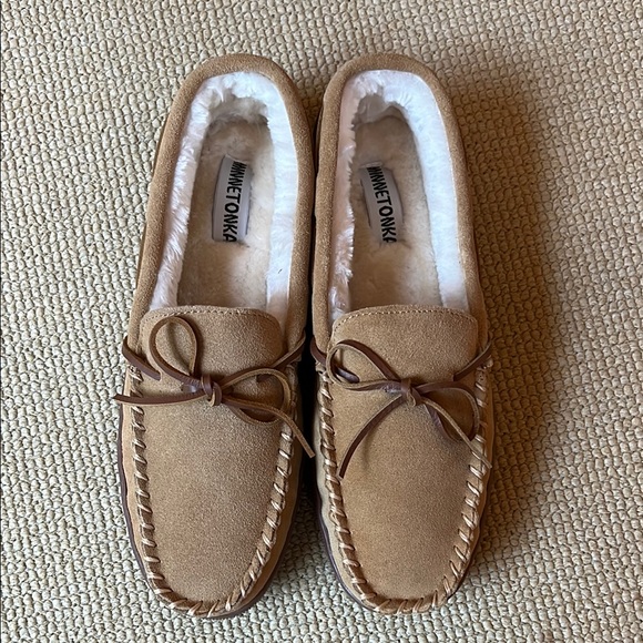 Minnetonka Pile Lined Hardsole Tan Light Moccasins - Picture 1 of 3